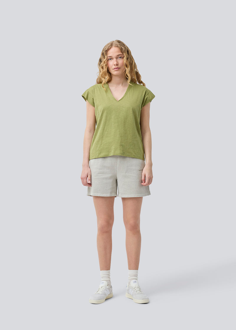 Kortærmet t-shirt i grøn i 100% organic cotton. Neomamd t-shirt har en v-udskæring og en løs pasform.
