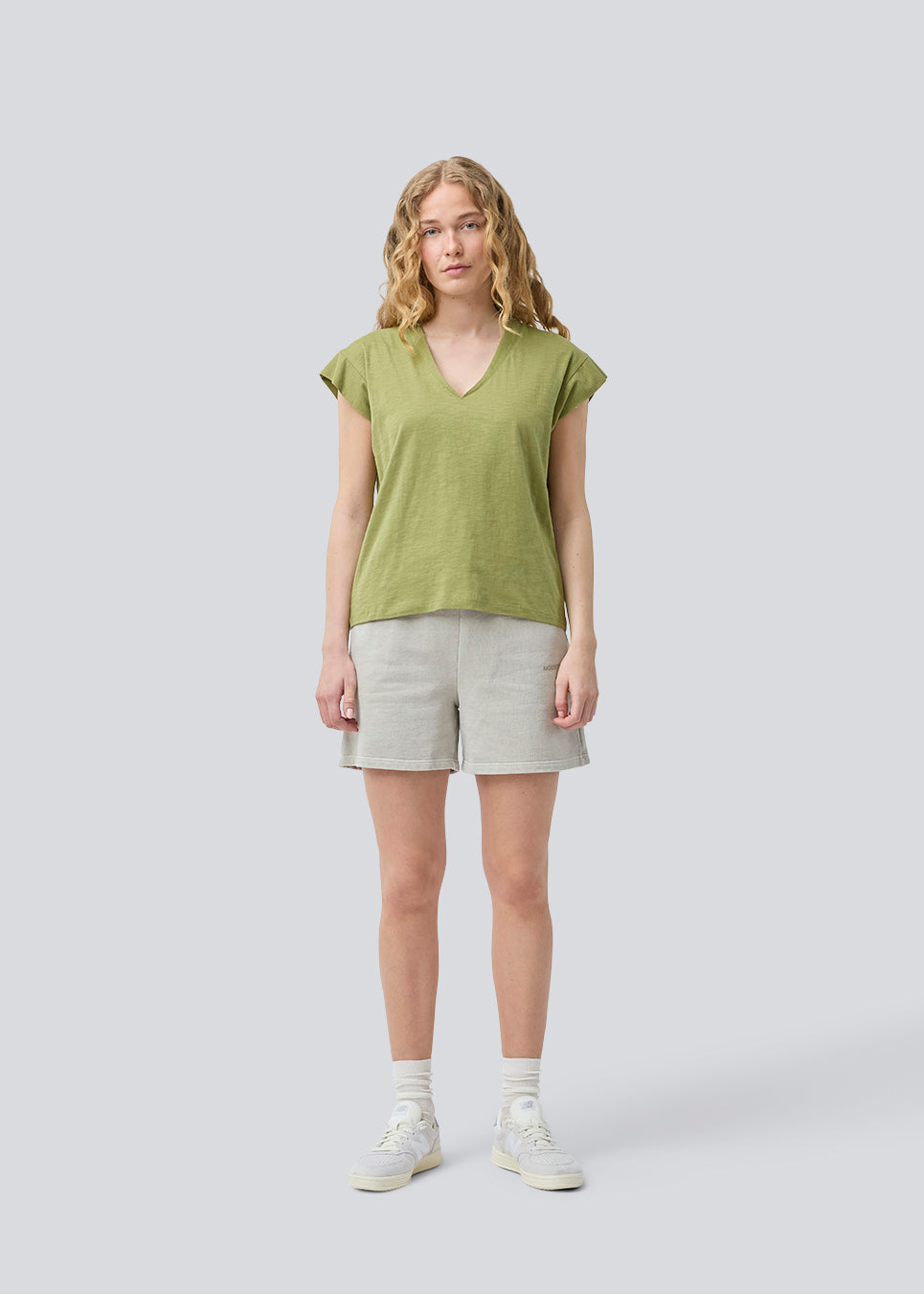 Kortærmet t-shirt i grøn i 100% organic cotton. Neomamd t-shirt har en v-udskæring og en løs pasform.