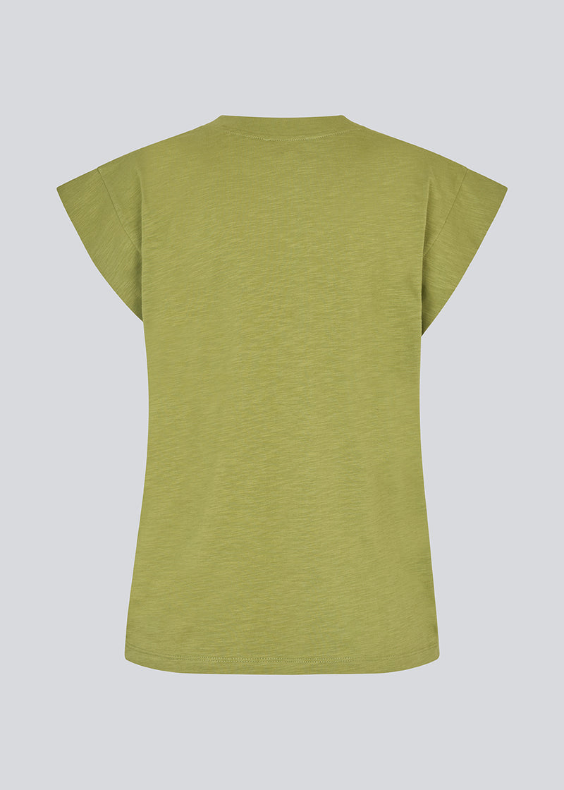 Kortærmet t-shirt i grøn i 100% organic cotton. Neomamd t-shirt har en v-udskæring og en løs pasform.