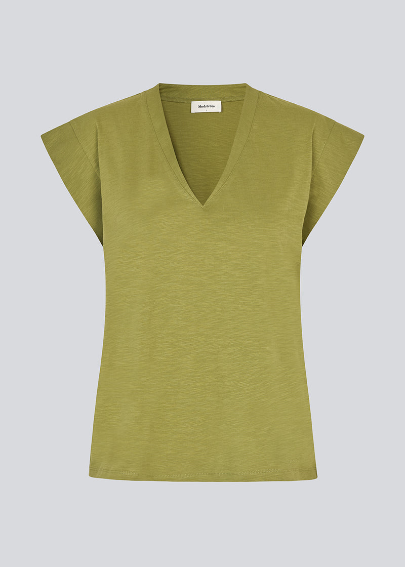 Kortærmet t-shirt i grøn i 100% organic cotton. Neomamd t-shirt har en v-udskæring og en løs pasform.