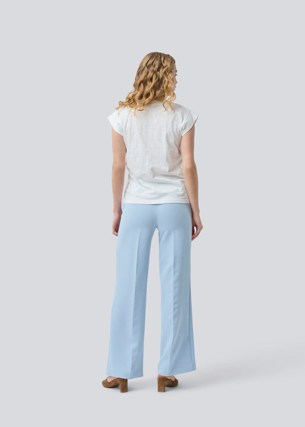 Kortærmet hvid t-shirt i 100% organic cotton. Neomamd t-shirt har en v-udskæring og en løs pasform.