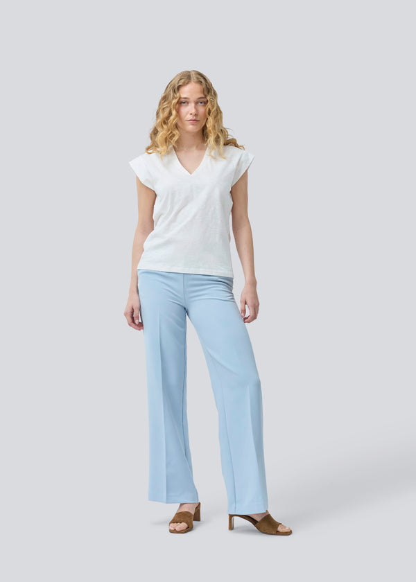 Kortærmet hvid t-shirt i 100% organic cotton. Neomamd t-shirt har en v-udskæring og en løs pasform.