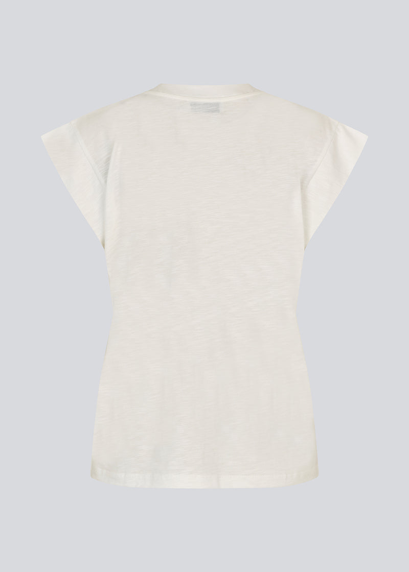 Kortærmet hvid t-shirt i 100% organic cotton. Neomamd t-shirt har en v-udskæring og en løs pasform.