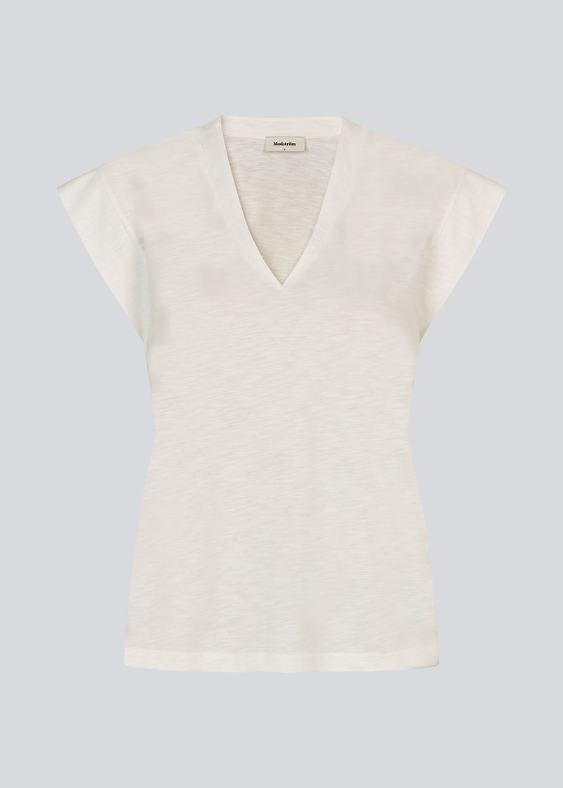 Kortærmet hvid t-shirt i 100% organic cotton. Neomamd t-shirt har en v-udskæring og en løs pasform.
