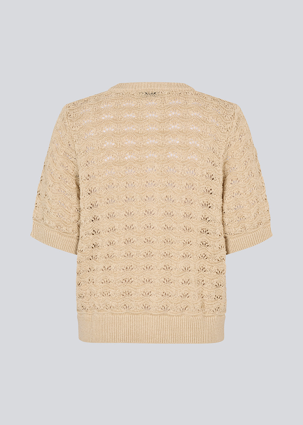 Kortærmet beige cardigan i strik med pointelle mønster. NeppoMD cardigan har en løs pasform og en knappelukning fortil.