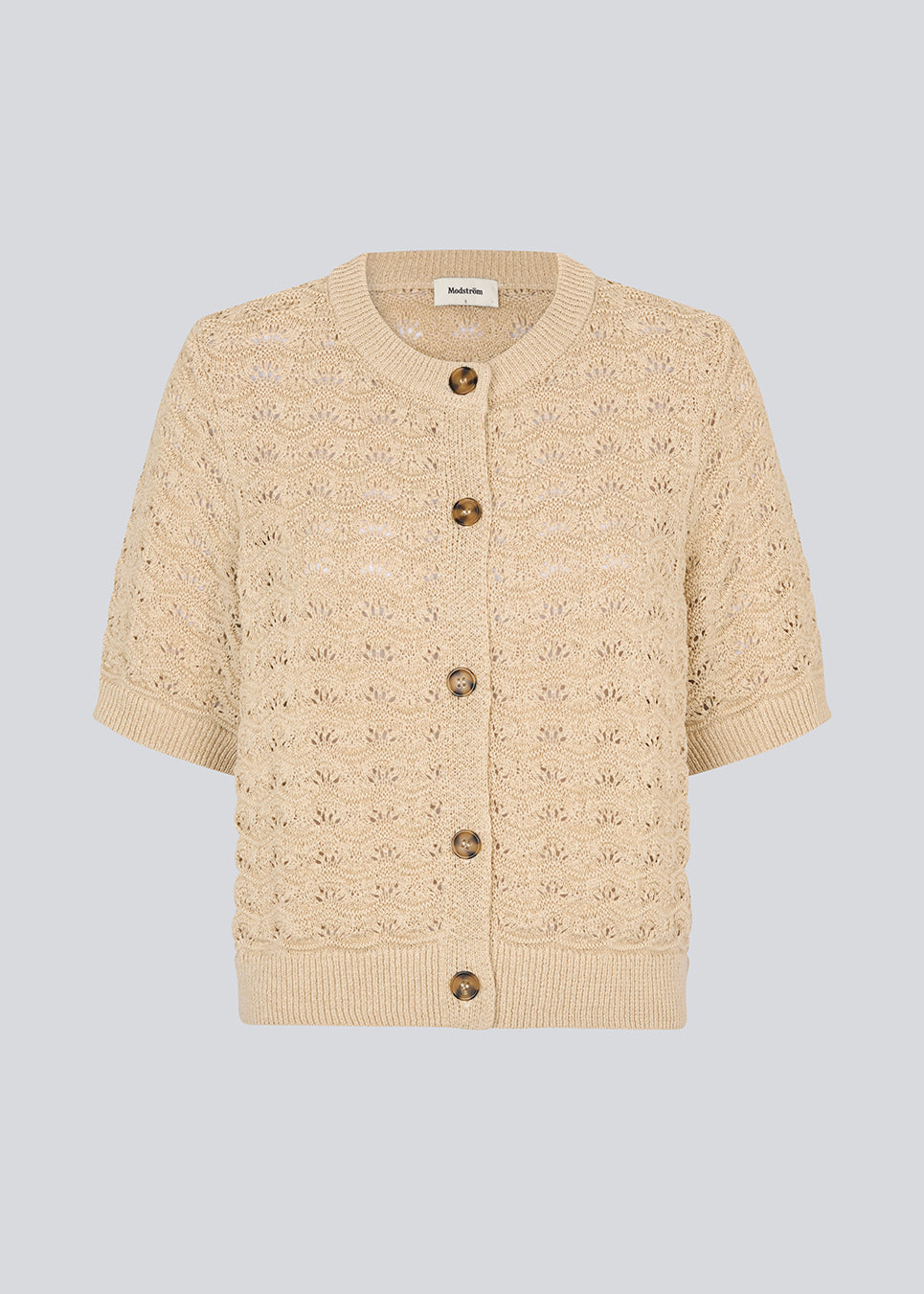 Kortærmet beige cardigan i strik med pointelle mønster. NeppoMD cardigan har en løs pasform og en knappelukning fortil.