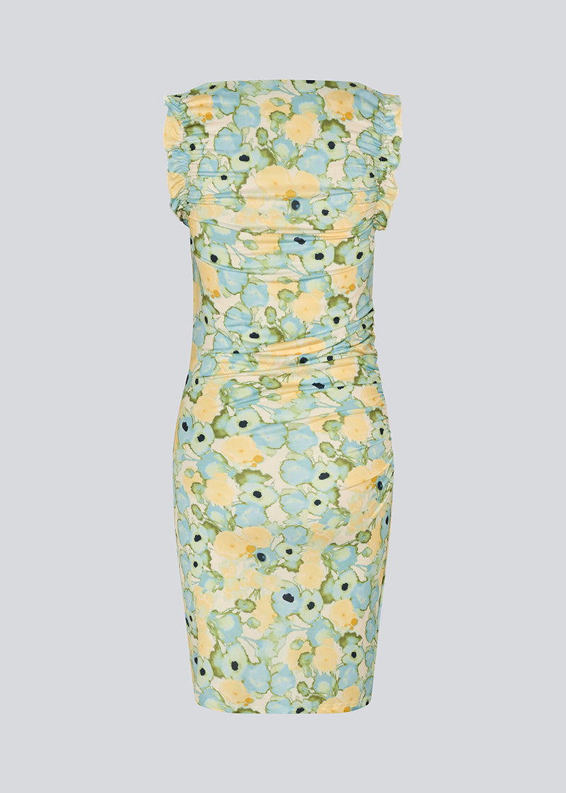 Tætsiddende kjole i lavet i 100% recycled polyester. Nettimd print dress har en flæsekant ved ærmegabet og rynke-detalje i siden. Kjolen har det smukkeste blomstret print, perfekt til sommeren.
