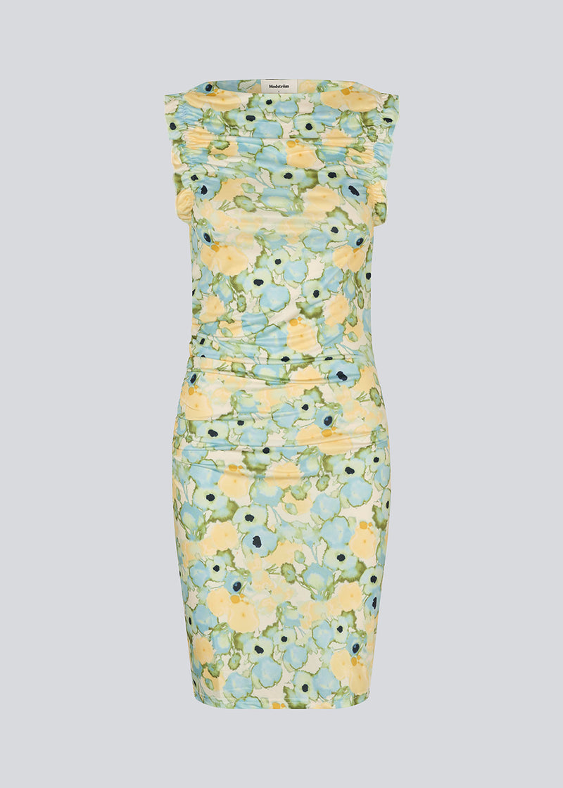 Tætsiddende kjole i lavet i 100% recycled polyester. Nettimd print dress har en flæsekant ved ærmegabet og rynke-detalje i siden. Kjolen har det smukkeste blomstret print, perfekt til sommeren.
