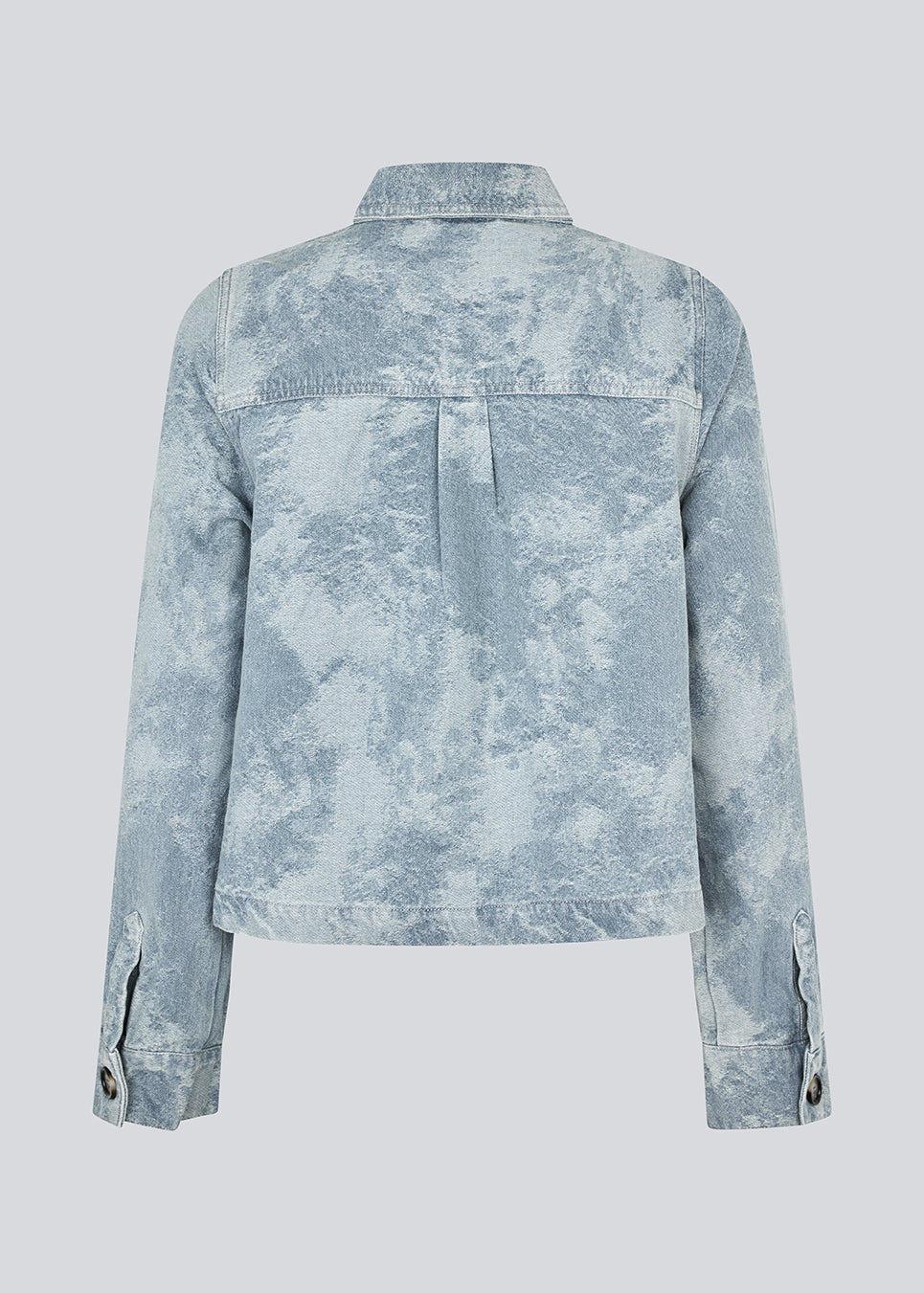 Denim jakke med en løs pasform og brede ærmer. Newlandmd jacket har to forlommer og knappelukning fortil.&nbsp;