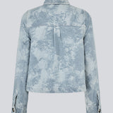 Denim jakke med en løs pasform og brede ærmer. Newlandmd jacket har to forlommer og knappelukning fortil.&nbsp;