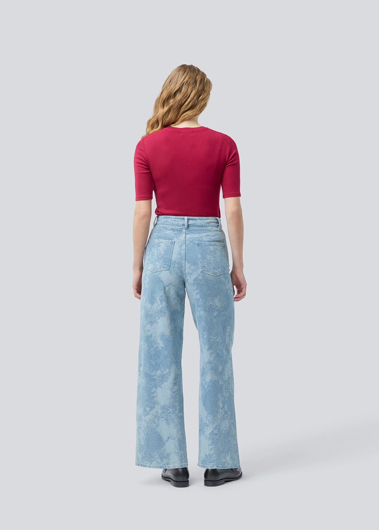 Jeans med vide ben og jacquard mønster. Newlandmd pants har mellemhøj talje, lynlåsgylp og for- og baglommer. Modellen er 175 cm og har en str S/36 &nbsp;på.