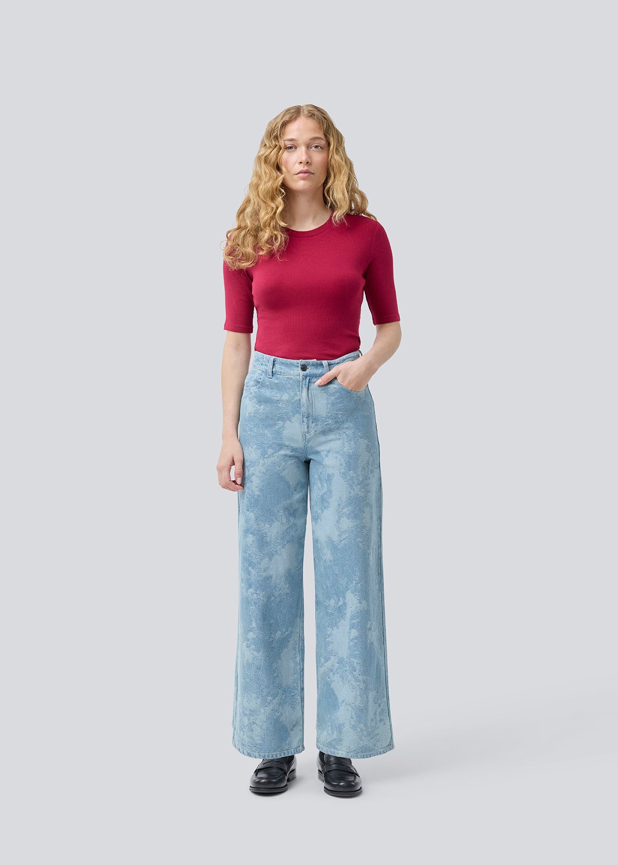 Jeans med vide ben og jacquard mønster. Newlandmd pants har mellemhøj talje, lynlåsgylp og for- og baglommer. Modellen er 175 cm og har en str S/36 &nbsp;på.
