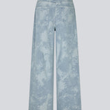 Jeans med vide ben og jacquard mønster. Newlandmd pants har mellemhøj talje, lynlåsgylp og for- og baglommer. Modellen er 175 cm og har en str S/36 &nbsp;på.