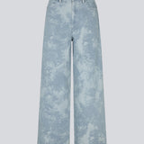 Jeans med vide ben og jacquard mønster. Newlandmd pants har mellemhøj talje, lynlåsgylp og for- og baglommer. Modellen er 175 cm og har en str S/36 &nbsp;på.