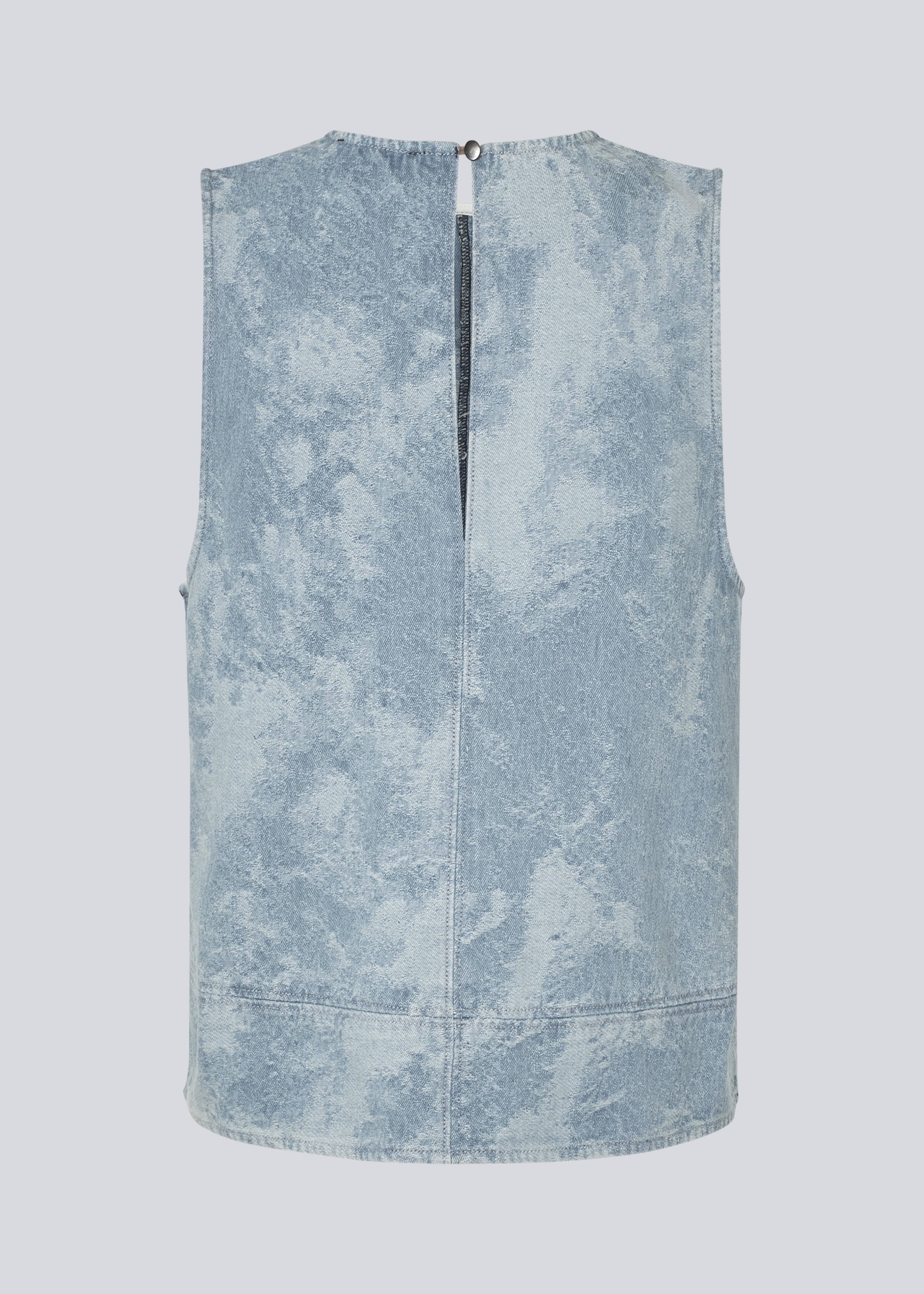 Ærmeløs denim top med rund hals i bomuldsdenim. Newlandmd top har en løs pasform og en åbning i nakken med knappelukning.&nbsp;