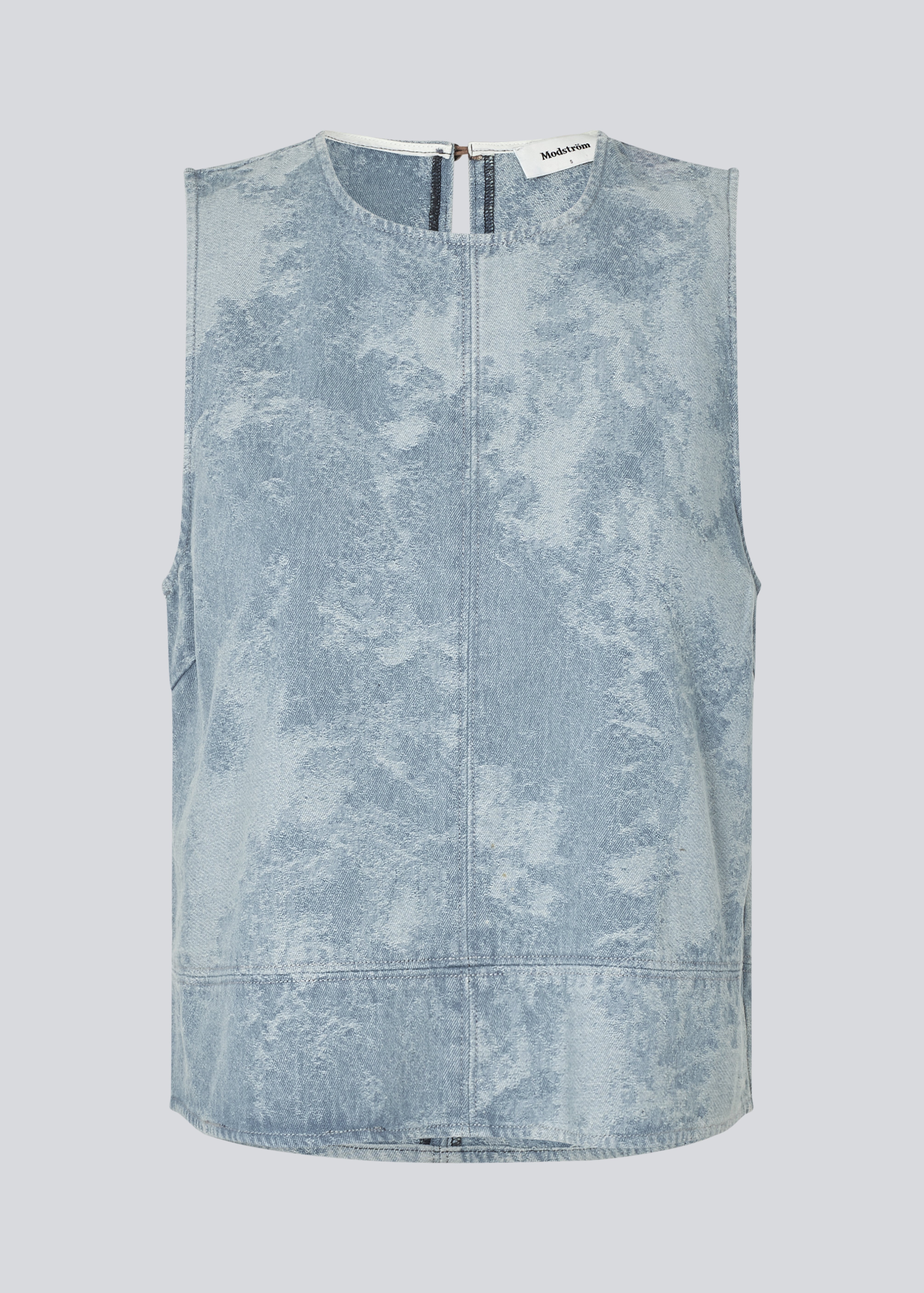 Ærmeløs denim top med rund hals i bomuldsdenim. Newlandmd top har en løs pasform og en åbning i nakken med knappelukning.&nbsp;