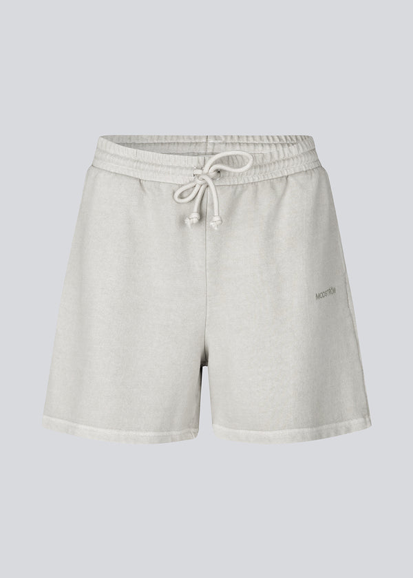 Løse shorts i sweat med bindebånd i taljen. NiarnMD shorts har et elastik i taljen og sidelommer.