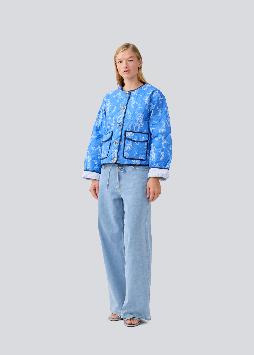 Quiltet jakke med brede ærmer i 100% bomuld. NicholasMD jacket har en knappelukning fortil og to forlommer.