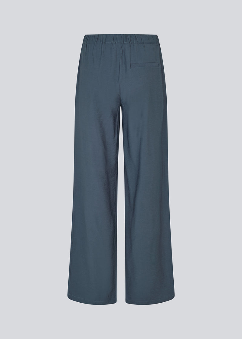 Bukser med brede med i EoVero viskose. NickiMD pants har en elastisk talje og sidelommer.
