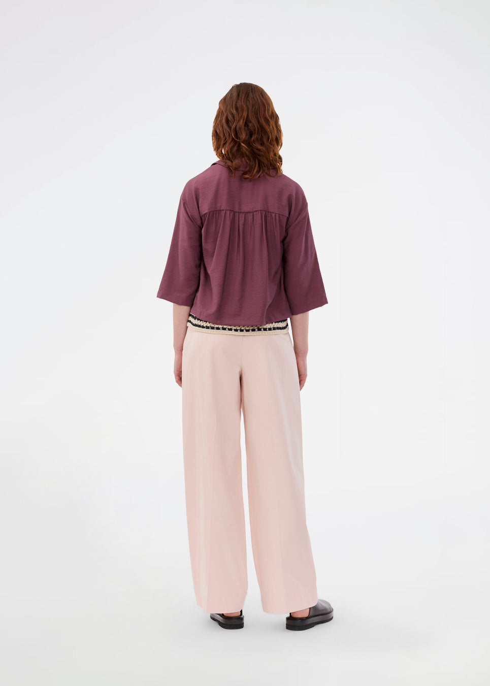 Ærmeløs skjorte med knappelukning fortil i EcoVero viscose. NickiMD SS shirt har en løs pasform en rynkedetalje ved skulderen.