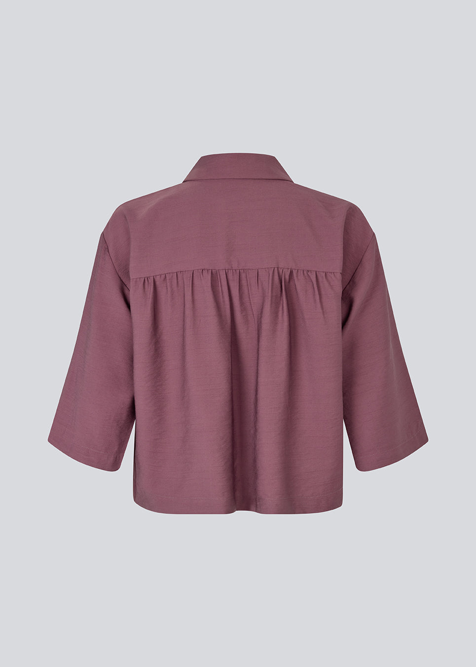 Ærmeløs skjorte med knappelukning fortil i EcoVero viscose. NickiMD SS shirt har en løs pasform en rynkedetalje ved skulderen.