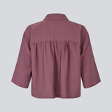 Ærmeløs skjorte med knappelukning fortil i EcoVero viscose. NickiMD SS shirt har en løs pasform en rynkedetalje ved skulderen.