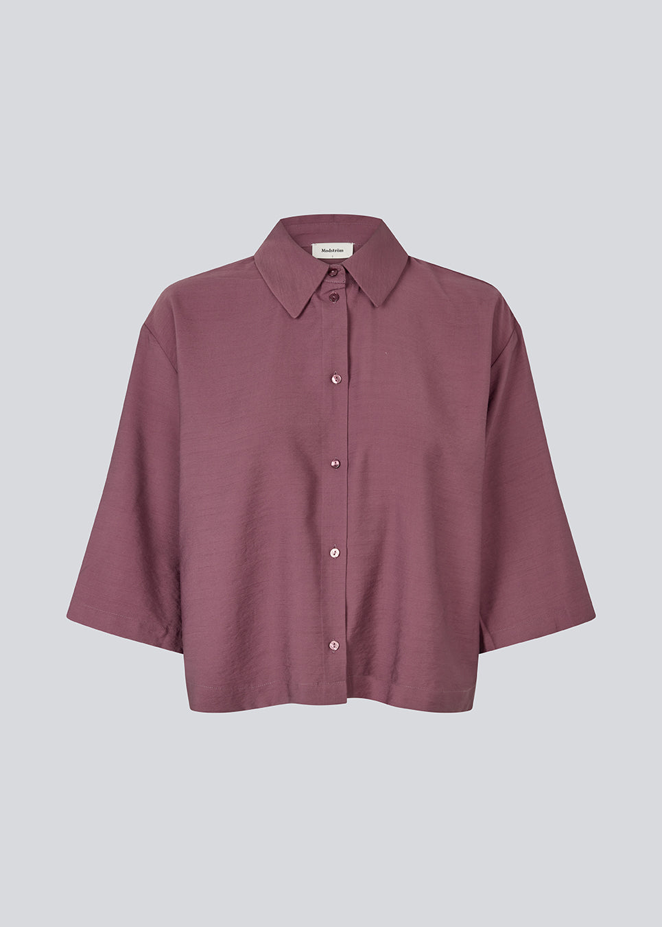 Ærmeløs skjorte med knappelukning fortil i EcoVero viscose. NickiMD SS shirt har en løs pasform en rynkedetalje ved skulderen.