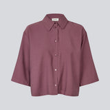 Ærmeløs skjorte med knappelukning fortil i EcoVero viscose. NickiMD SS shirt har en løs pasform en rynkedetalje ved skulderen.