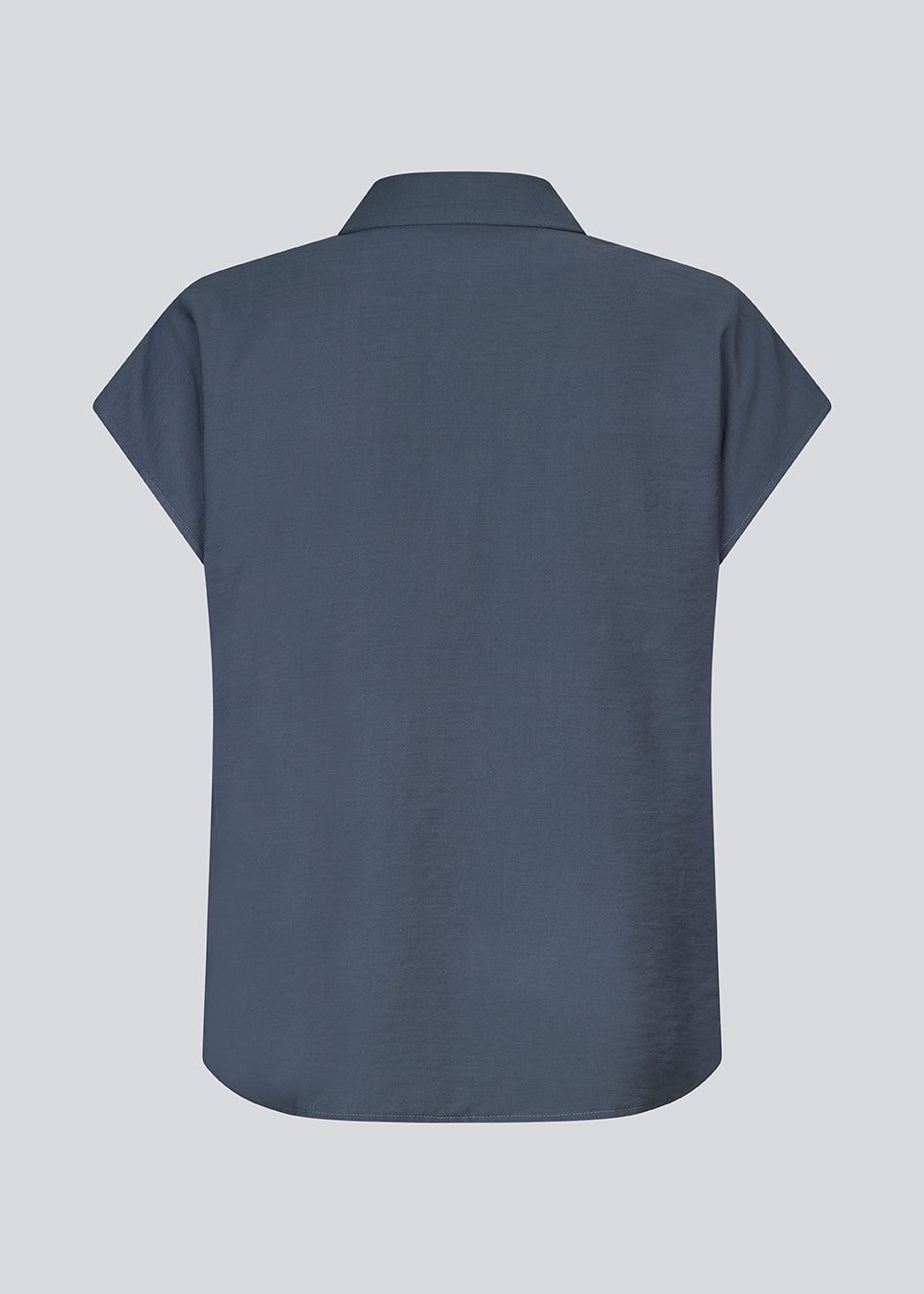 Ærmeløs skjorte i blå med knappelukning fortil i EcoVero viscose. NickiMD SS shirt har en løs pasform en rynkedetalje ved skulderen.