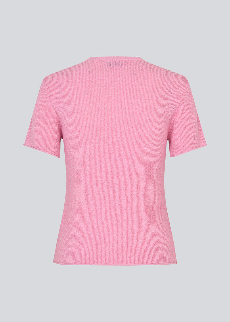 Figursyet t-shirt i lyserød i strik. NigellaMD o-neck har en rund hals og korte ærmer.