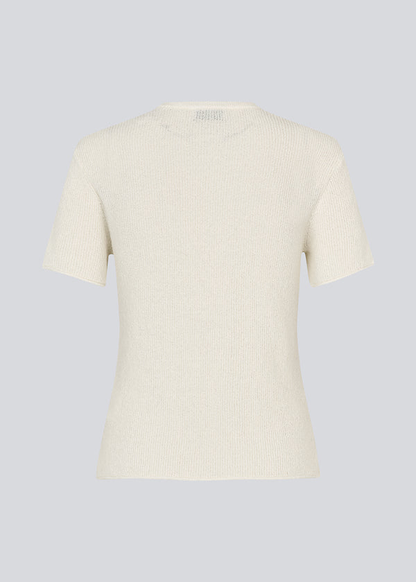 Figursyet hvid t-shirt i strik. NigellaMD o-neck har en rund hals og korte ærmer.