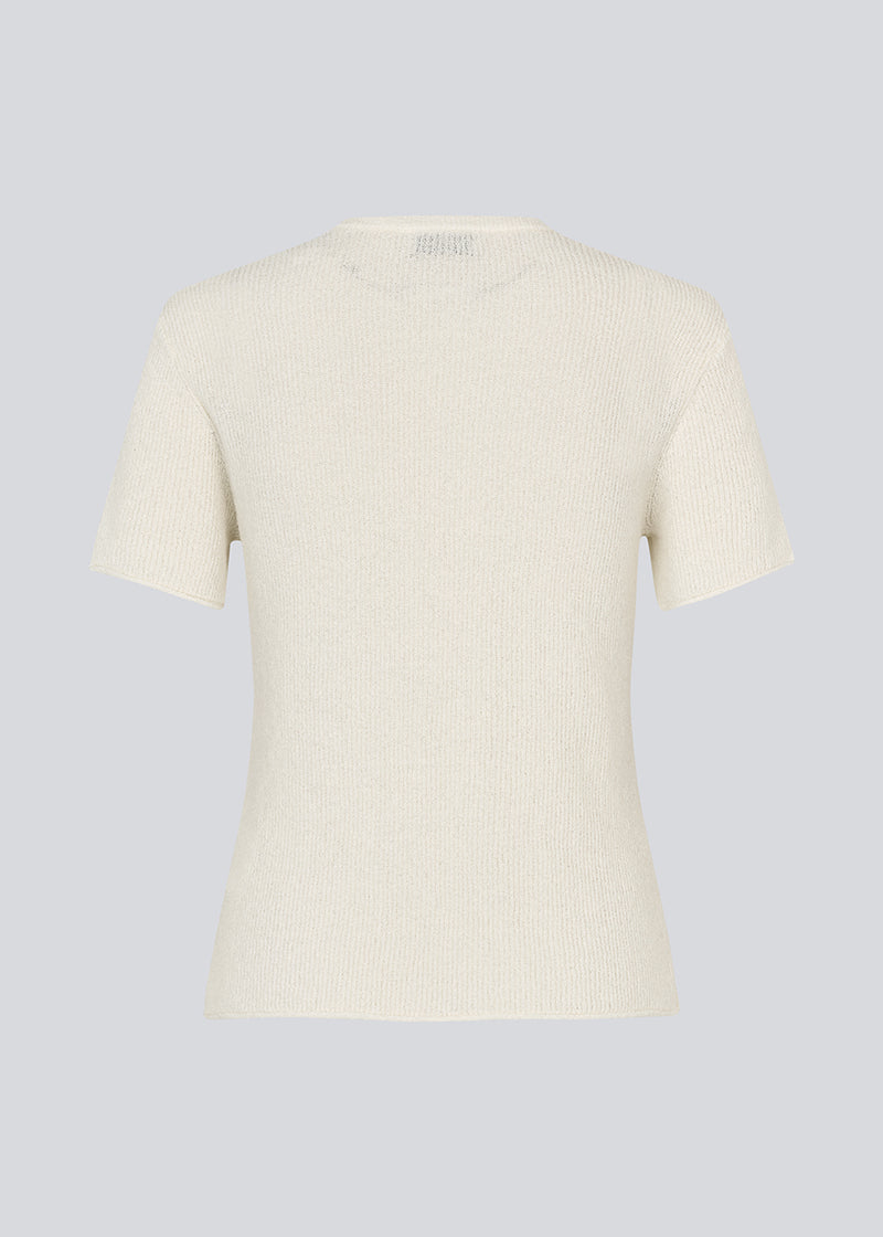 Figursyet hvid t-shirt i strik. NigellaMD o-neck har en rund hals og korte ærmer.