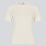 Figursyet hvid t-shirt i strik. NigellaMD o-neck har en rund hals og korte ærmer.