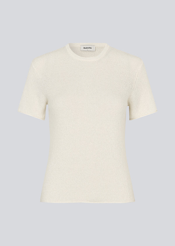 Figursyet hvid t-shirt i strik. NigellaMD o-neck har en rund hals og korte ærmer.