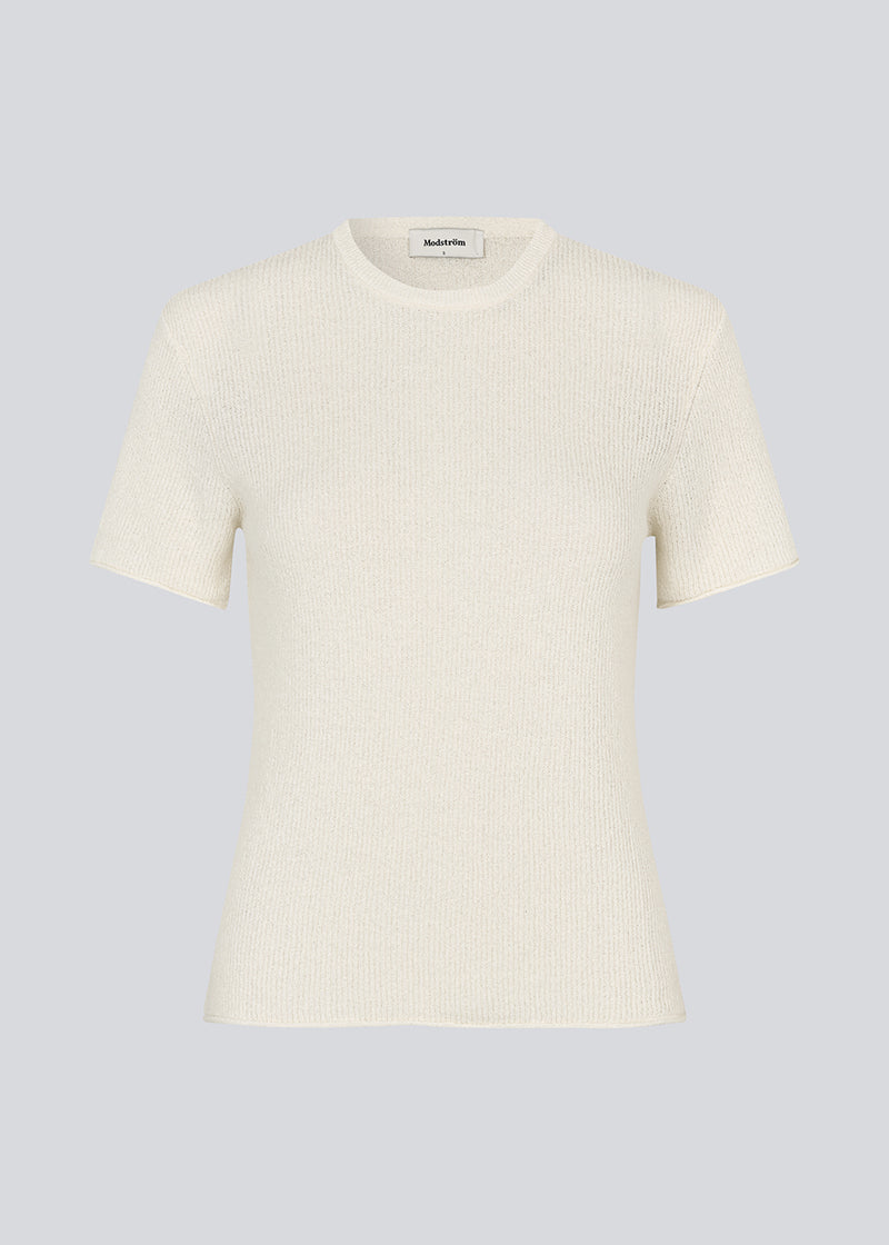 Figursyet hvid t-shirt i strik. NigellaMD o-neck har en rund hals og korte ærmer.