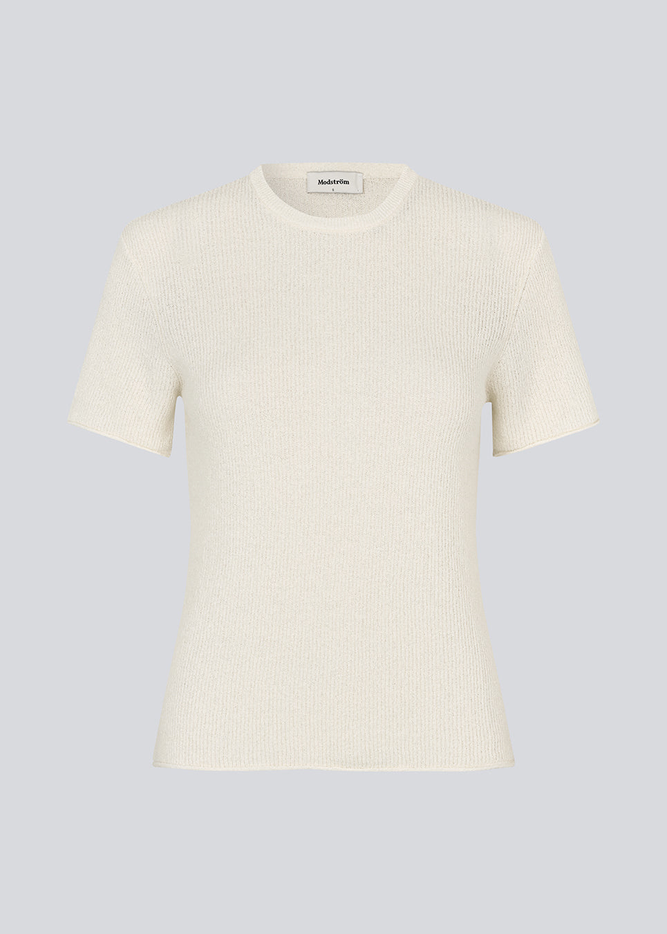 Figursyet hvid t-shirt i strik. NigellaMD o-neck har en rund hals og korte ærmer.