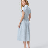 Kortærmet kjole med v-udskæring og smock i taljen. NikkoMD dress har sidelommer, knaplukning fortil og en skjortekrave.
