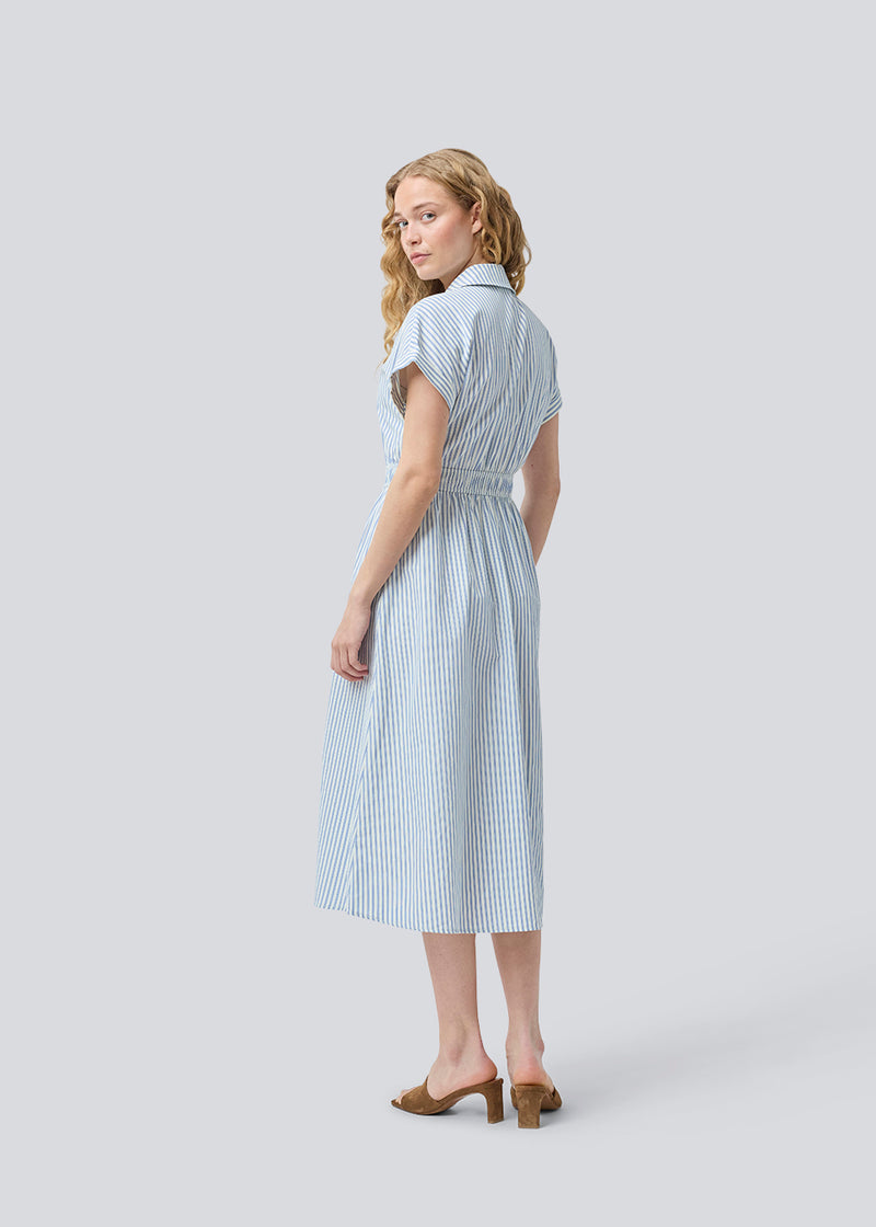 Kortærmet kjole med v-udskæring og smock i taljen. NikkoMD dress har sidelommer, knaplukning fortil og en skjortekrave.