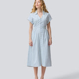 Kortærmet kjole med v-udskæring og smock i taljen. NikkoMD dress har sidelommer, knaplukning fortil og en skjortekrave.