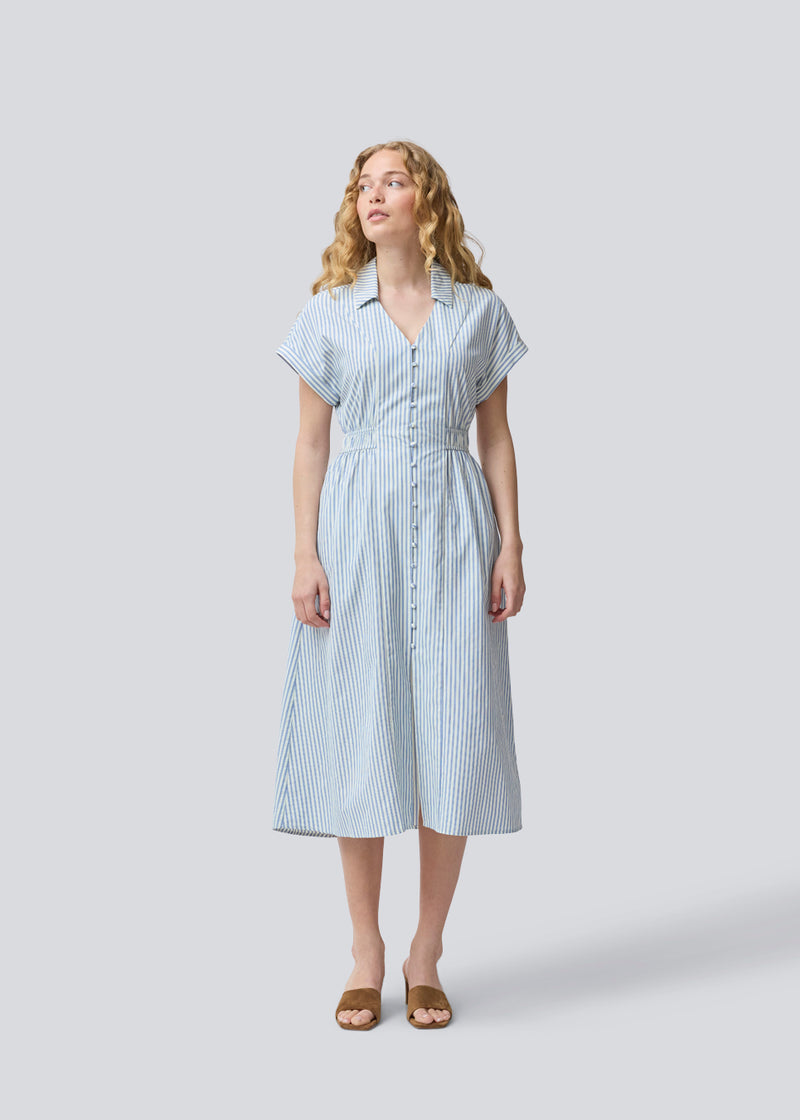 Kortærmet kjole med v-udskæring og smock i taljen. NikkoMD dress har sidelommer, knaplukning fortil og en skjortekrave.