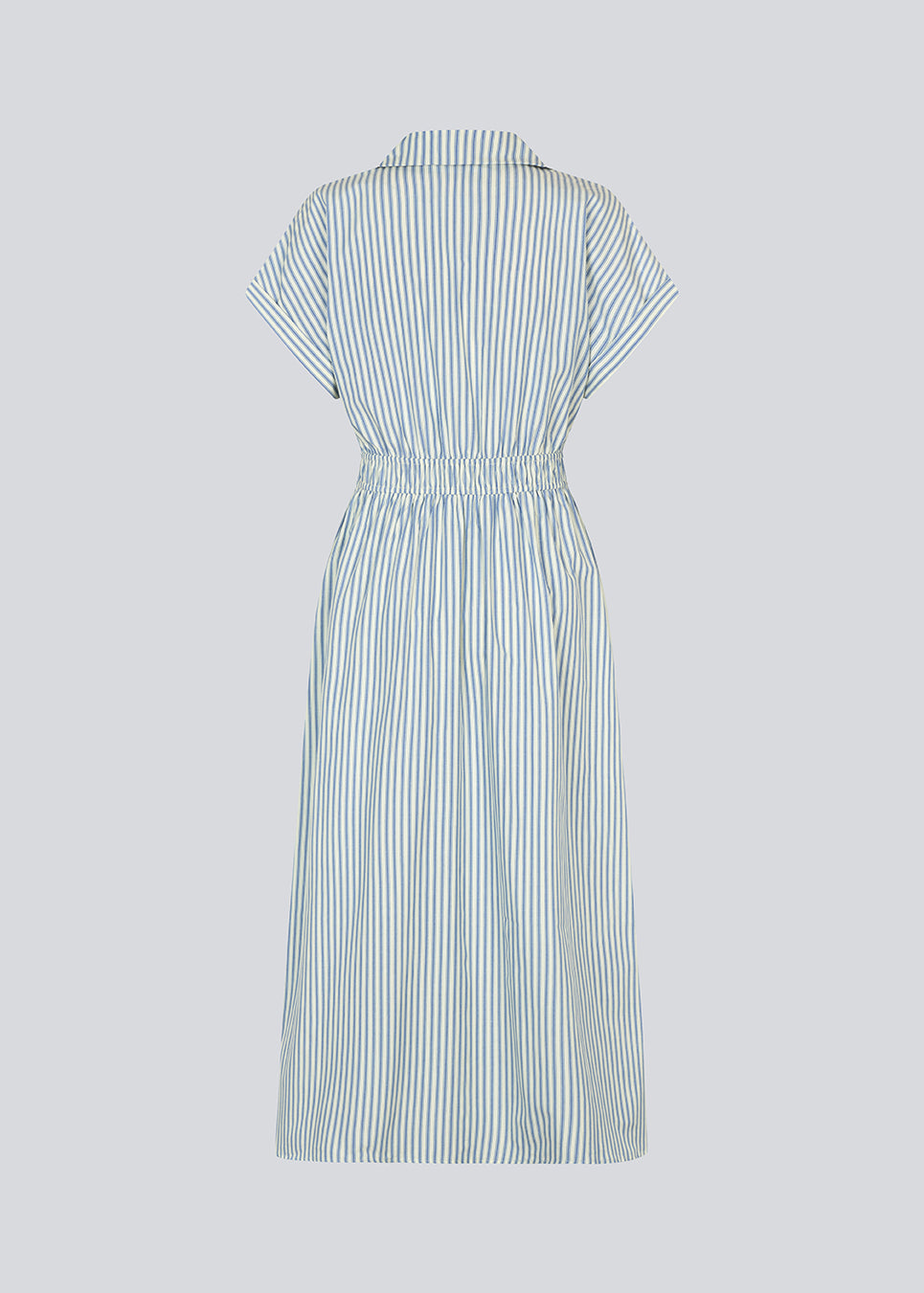 Kortærmet kjole med v-udskæring og smock i taljen. NikkoMD dress har sidelommer, knaplukning fortil og en skjortekrave.