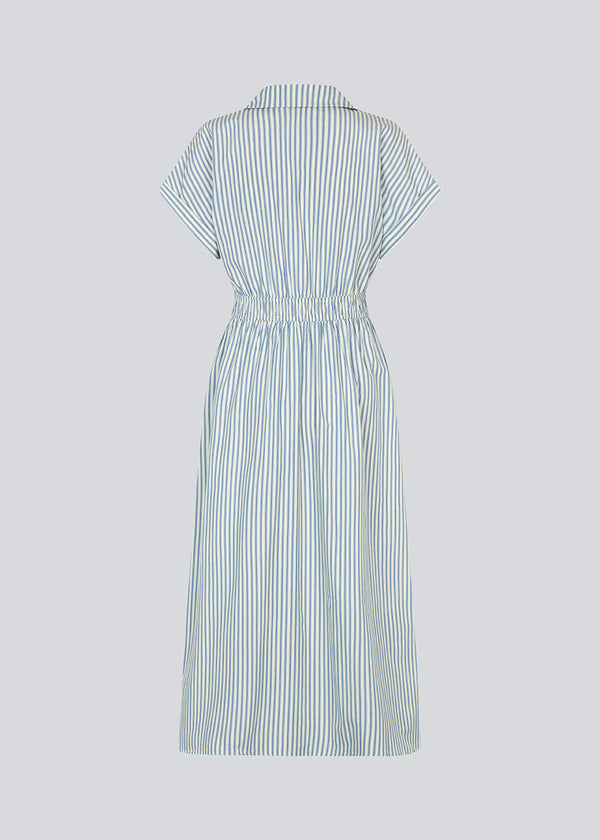 Kortærmet kjole med v-udskæring og smock i taljen. NikkoMD dress har sidelommer, knaplukning fortil og en skjortekrave.