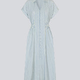Kortærmet kjole med v-udskæring og smock i taljen. NikkoMD dress har sidelommer, knaplukning fortil og en skjortekrave.