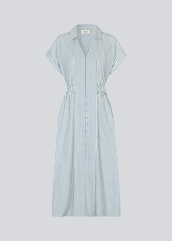 Kortærmet kjole med v-udskæring og smock i taljen. NikkoMD dress har sidelommer, knaplukning fortil og en skjortekrave.