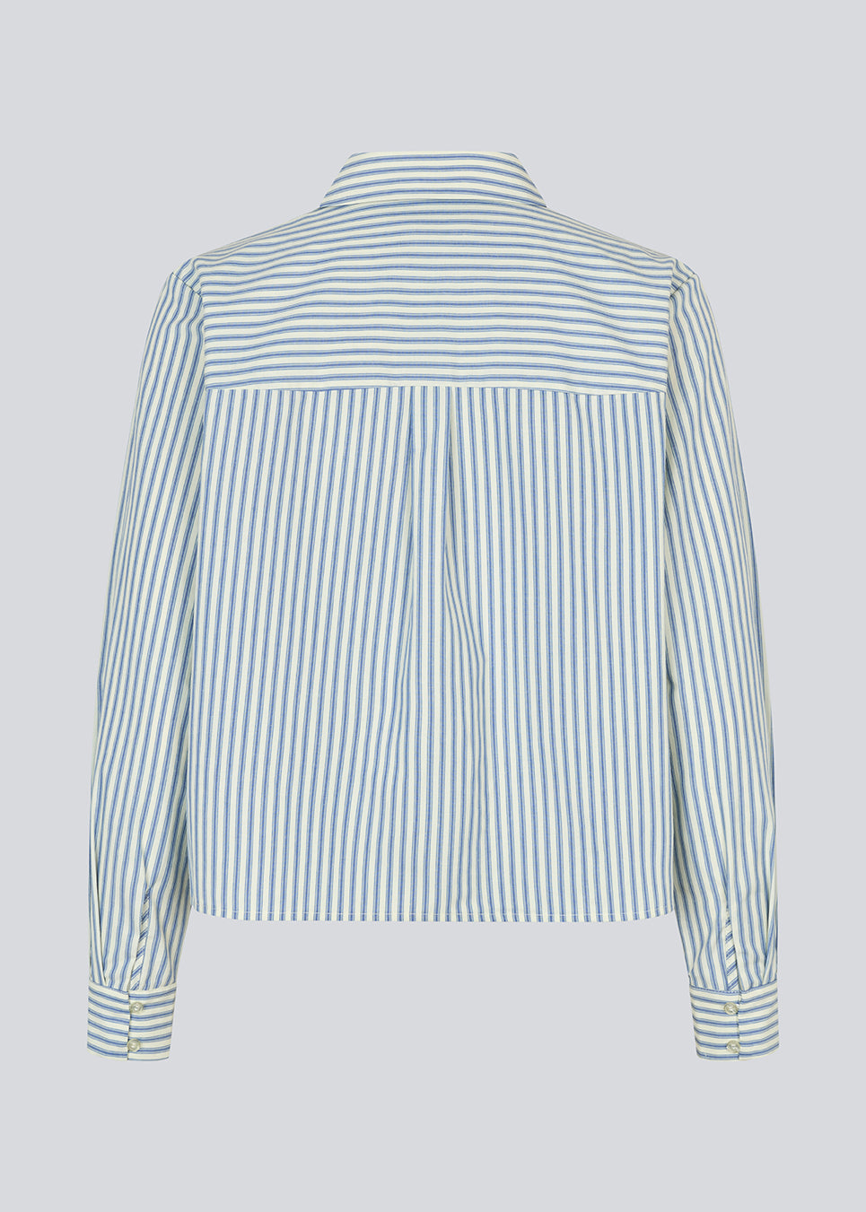 Klassisk skjorte med en løs pasform og lange ærmer. NikkoMD shirt har en skjorte krave og en knappelukning fortil.