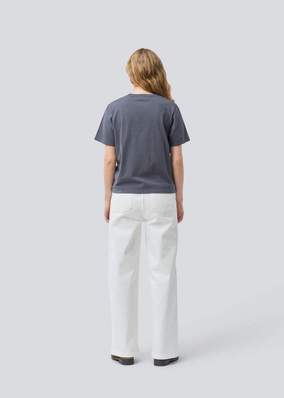 Statement t-shirt med blomsterprint og Modström-logo i 100% økologisk bomuld. NilasMD print t-shirt har et vasket look og en løs pasform.