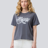 Statement t-shirt med blomsterprint og Modström-logo i 100% økologisk bomuld. NilasMD print t-shirt har et vasket look og en løs pasform.