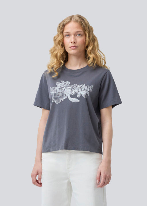 Statement t-shirt med blomsterprint og Modström-logo i 100% økologisk bomuld. NilasMD print t-shirt har et vasket look og en løs pasform.