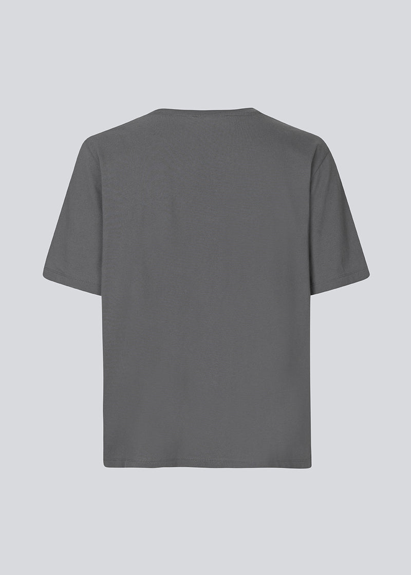 Statement t-shirt med blomsterprint og Modström-logo i 100% økologisk bomuld. NilasMD print t-shirt har et vasket look og en løs pasform.