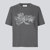 Statement t-shirt med blomsterprint og Modström-logo i 100% økologisk bomuld. NilasMD print t-shirt har et vasket look og en løs pasform.